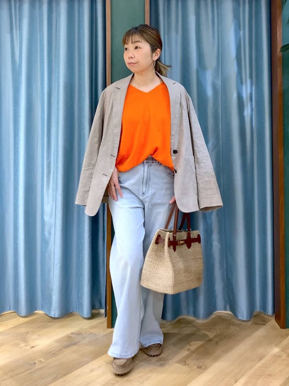 グレー系のローファー、ブルー系のデニムパンツ、ベージュ系のテーラードジャケットを着用したレディースの春コーディネートの2枚目の写真