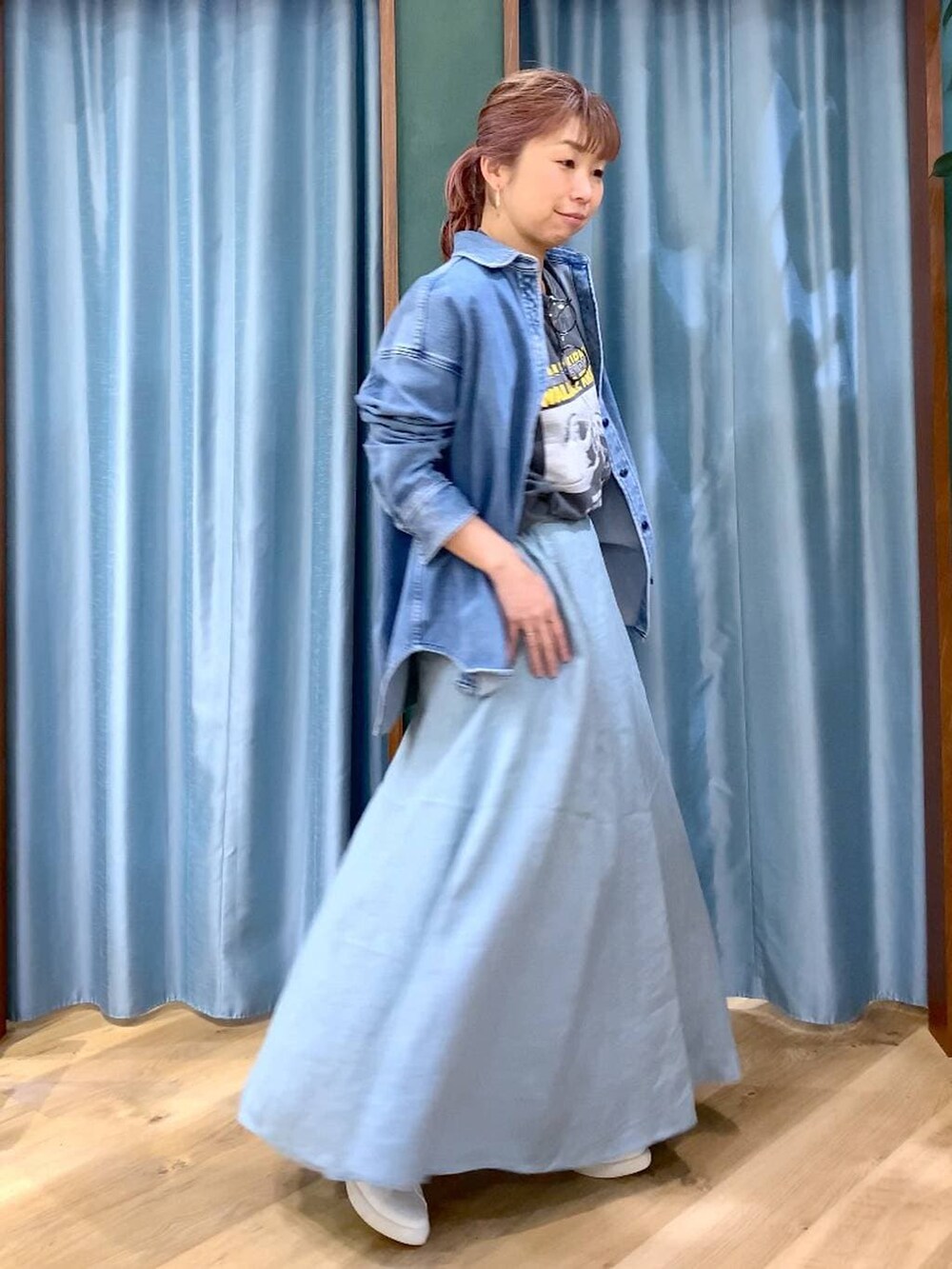 ブルー系のシャツ/ブラウス、グリーン系のスカート、グレー系のTシャツ/カットソーを着用したレディースの春コーディネートの4枚目の写真