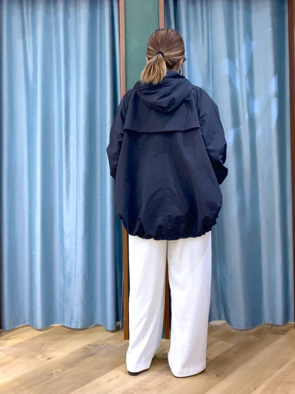 ホワイト系のスラックス、ベージュ系のTシャツ/カットソー、ブラック系のローファーを着用したレディースの春コーディネートの9枚目の写真