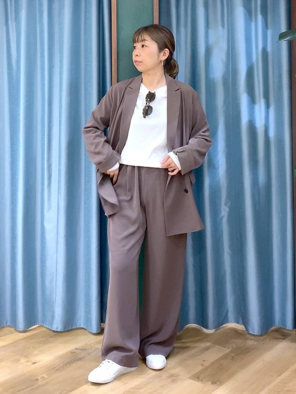 グリーン系のスラックス、ホワイト系のTシャツ/カットソー、ブラウン系のスニーカーを着用したレディースの冬コーディネートの2枚目の写真