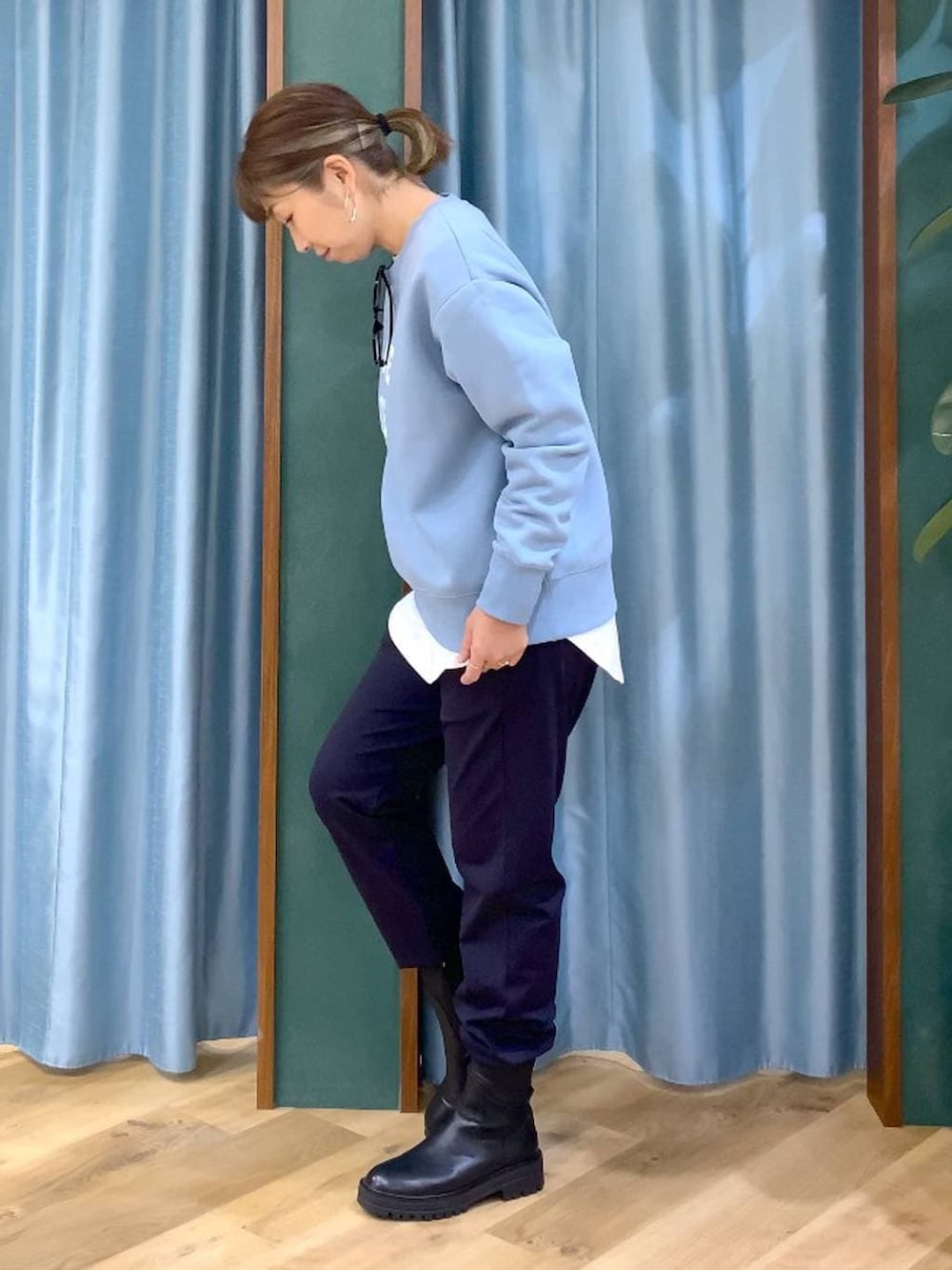 ブラック系のブーツ、ブルー系のその他パンツ、ホワイト系のTシャツ/カットソーを着用したレディースの冬コーディネートの4枚目の写真