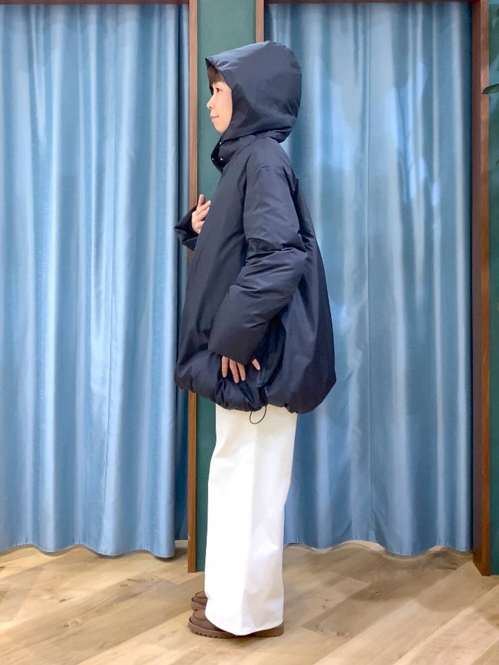 ブルー系のシャツ/ブラウス、ブラック系のダウンジャケット/コート、ブラウン系のローファーを着用したレディースの秋コーディネートの6枚目の写真