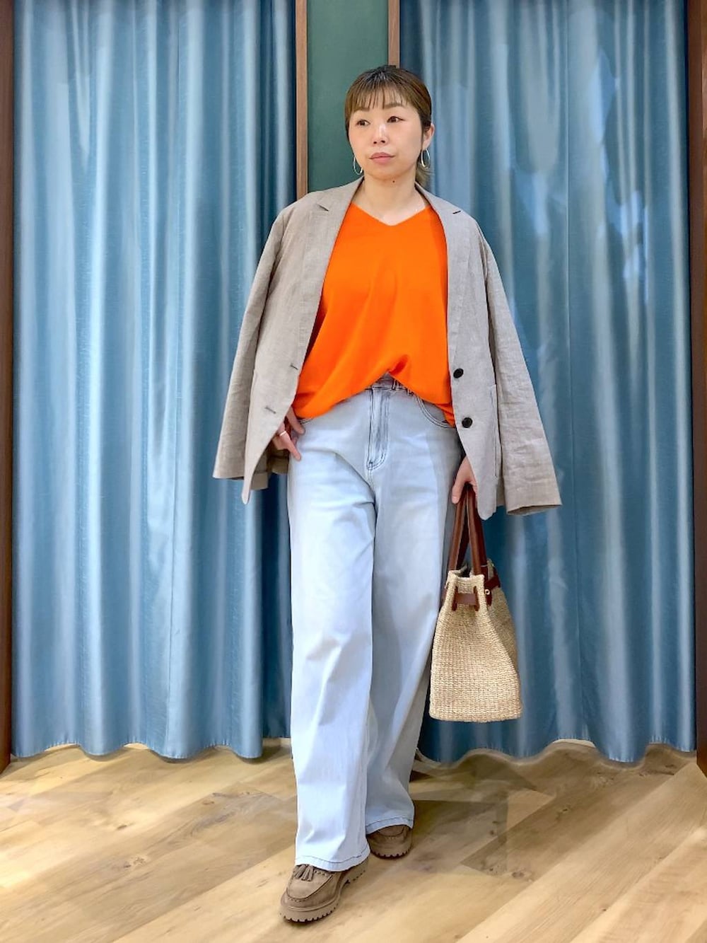 グレー系のローファー、ブルー系のデニムパンツ、ベージュ系のテーラードジャケットを着用したレディースの春コーディネートの4枚目の写真