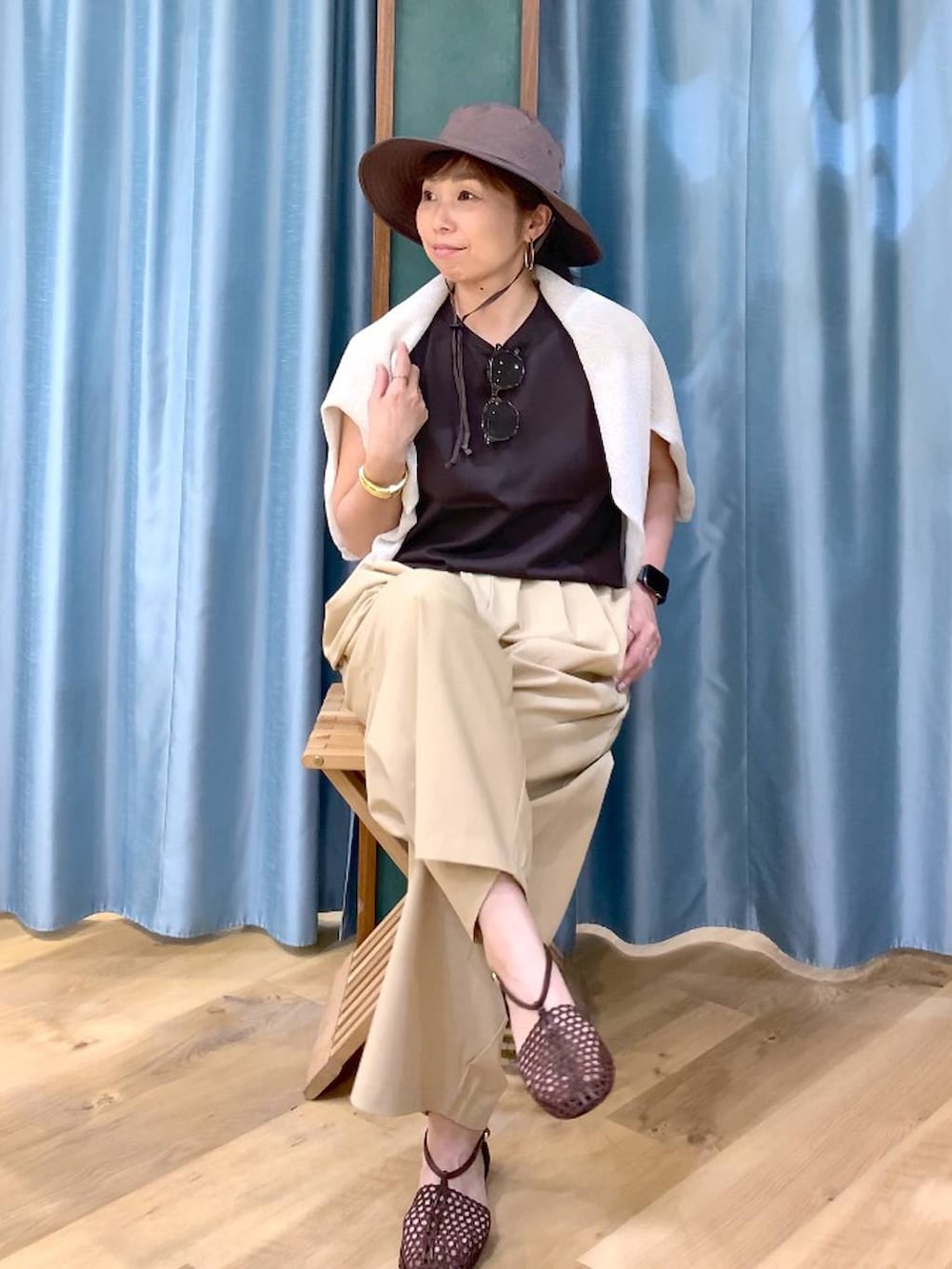 ブラウン系のTシャツ/カットソー、ベージュ系のその他パンツ、ブラウン系のスリッポンを着用したレディースの春コーディネートの6枚目の写真