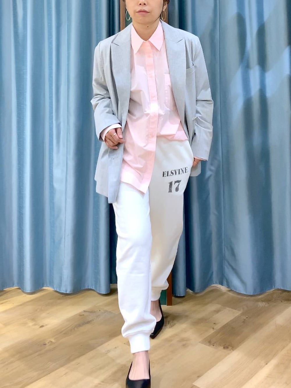 ホワイト系のスウェットパンツ、ピンク系のシャツ/ブラウス、グレー系のテーラードジャケットを着用したレディースの冬コーディネートの6枚目の写真