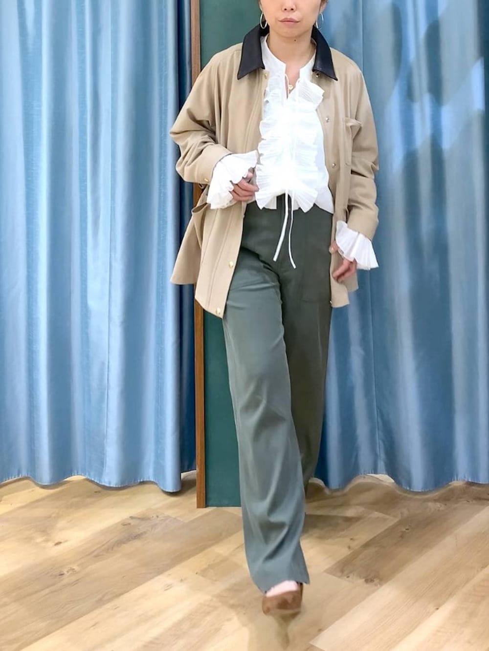 グリーン系のその他パンツ、ベージュ系のカバーオール、イエロー系のパンプスを着用したレディースの冬コーディネートの6枚目の写真