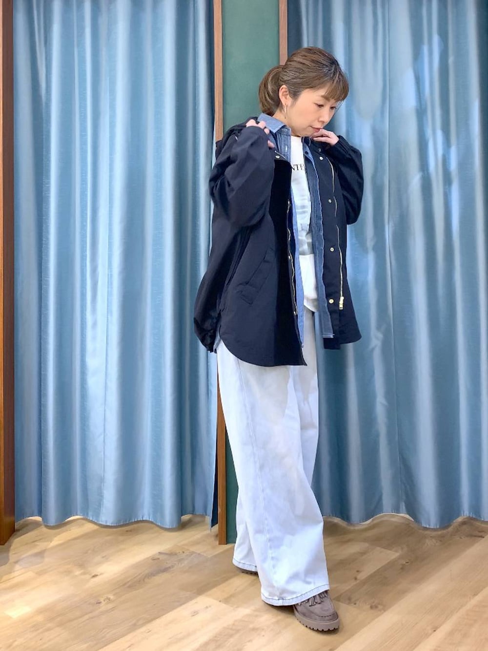 グレー系のローファー、ブルー系のデニムパンツ、ホワイト系のTシャツ/カットソーを着用したレディースの春コーディネートの6枚目の写真