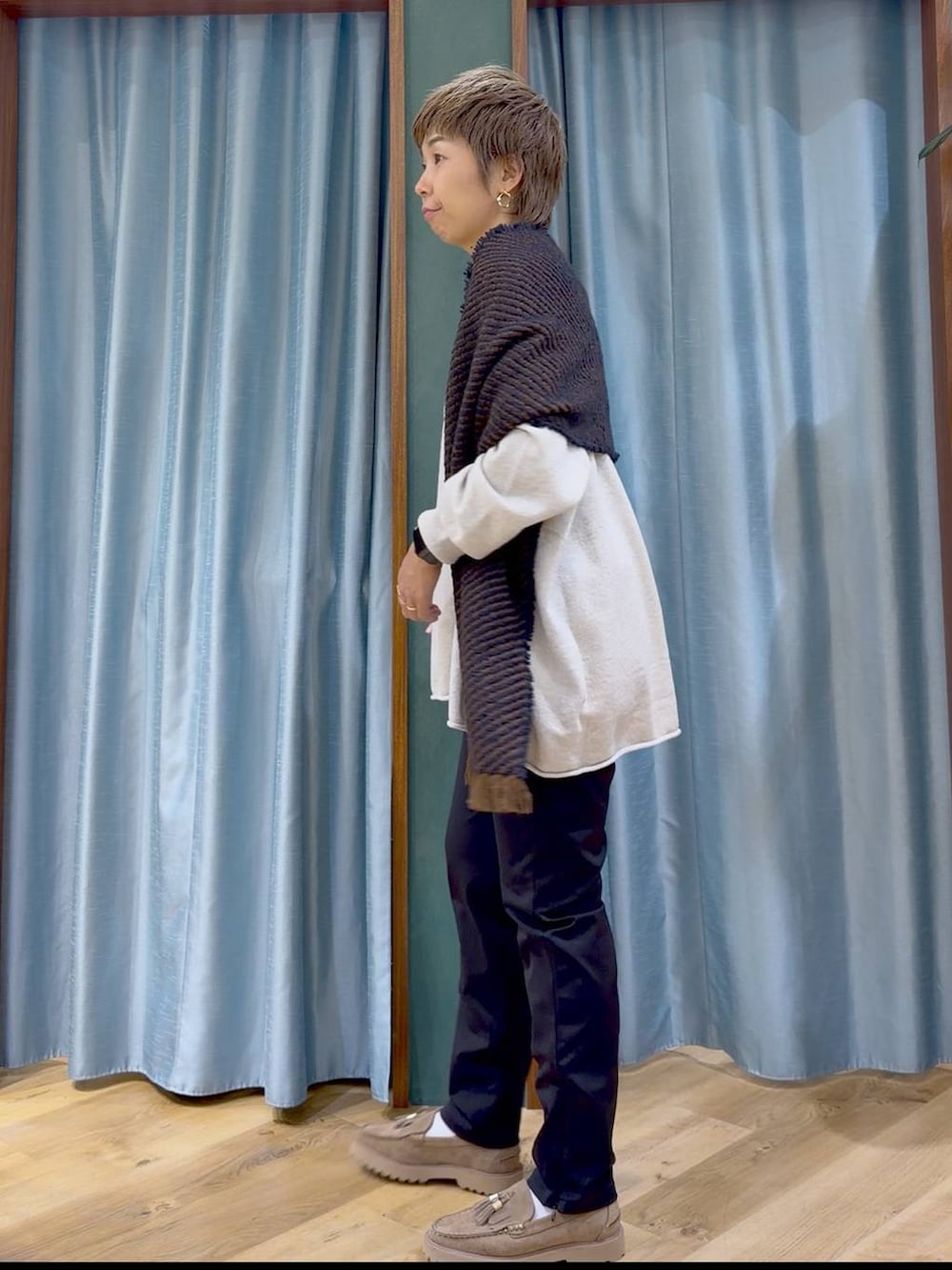 ブラック系のその他パンツ、ベージュ系のローファー、ベージュ系のニット/セーターを着用したレディースの秋コーディネートの3枚目の写真