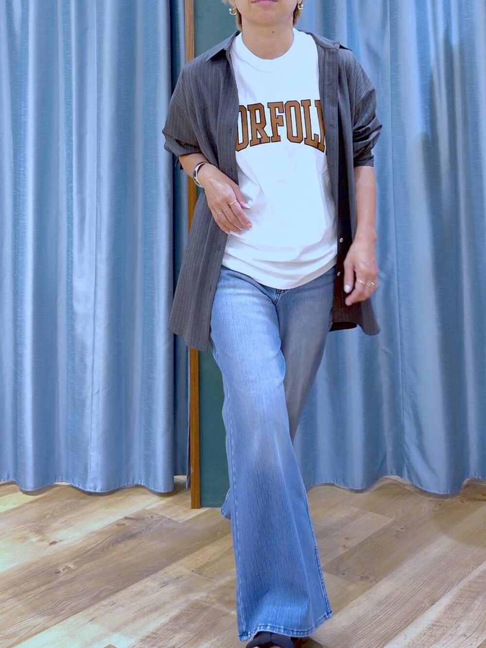ブラック系のサンダル、グレー系のシャツ/ブラウス、ホワイト系のTシャツ/カットソーを着用したレディースの夏コーディネートの9枚目の写真