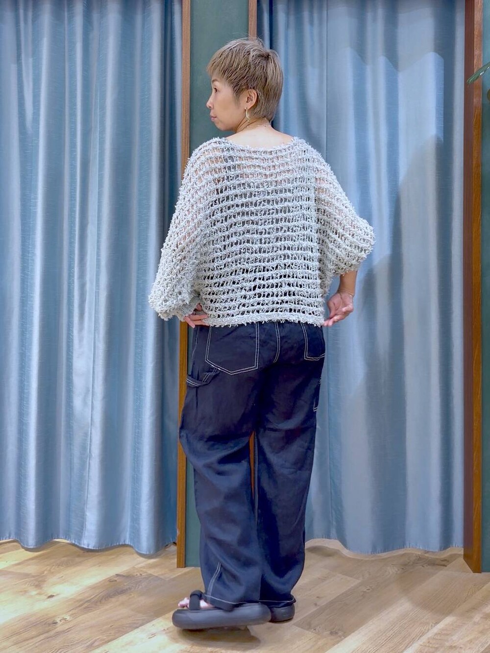 グレー系のタンクトップ、ブルー系のその他パンツ、ブラック系のサンダルを着用したレディースの夏コーディネートの6枚目の写真