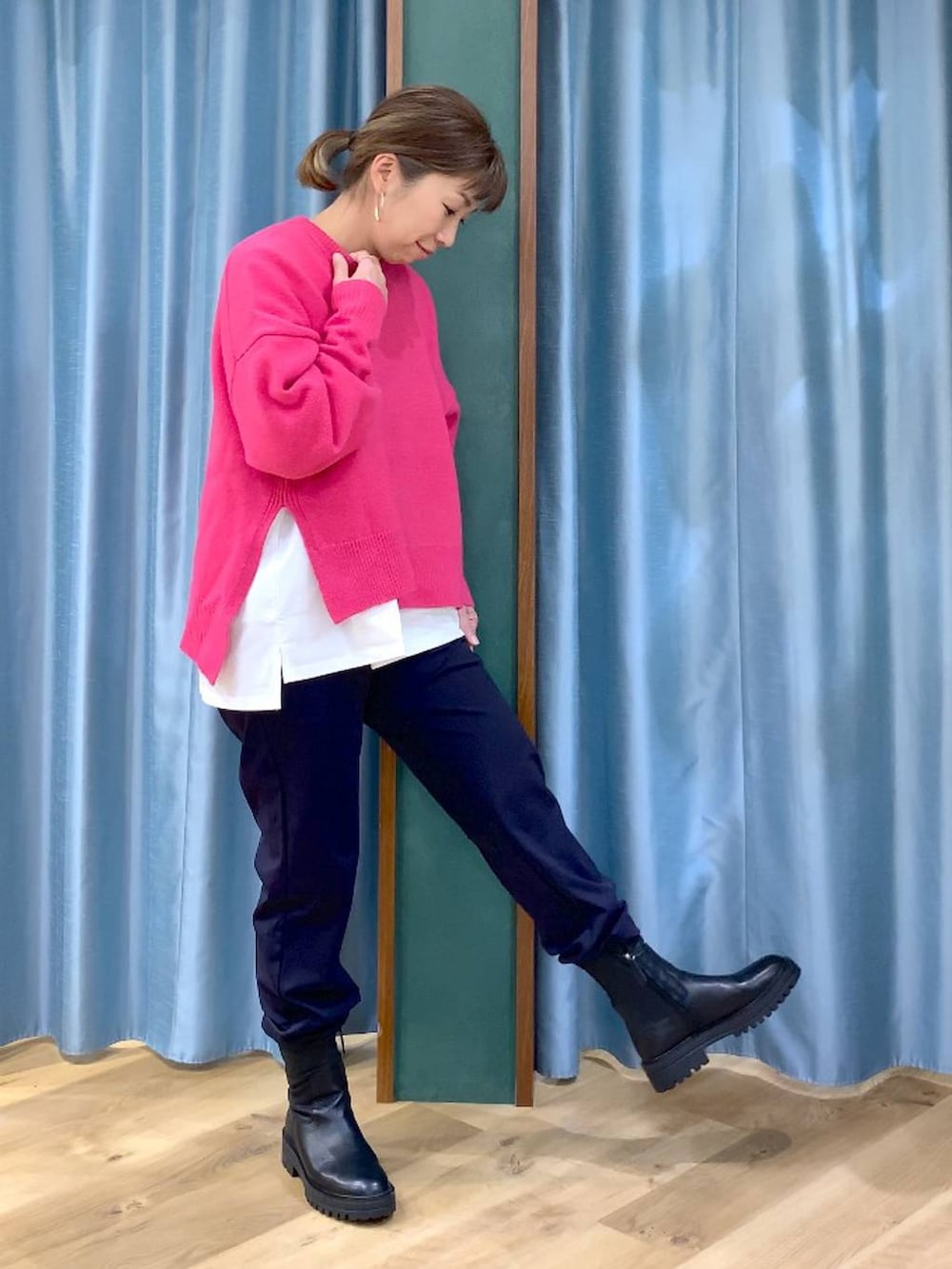 ブラック系のブーツ、ブルー系のその他パンツ、ピンク系のニット/セーターを着用したレディースの冬コーディネートの4枚目の写真