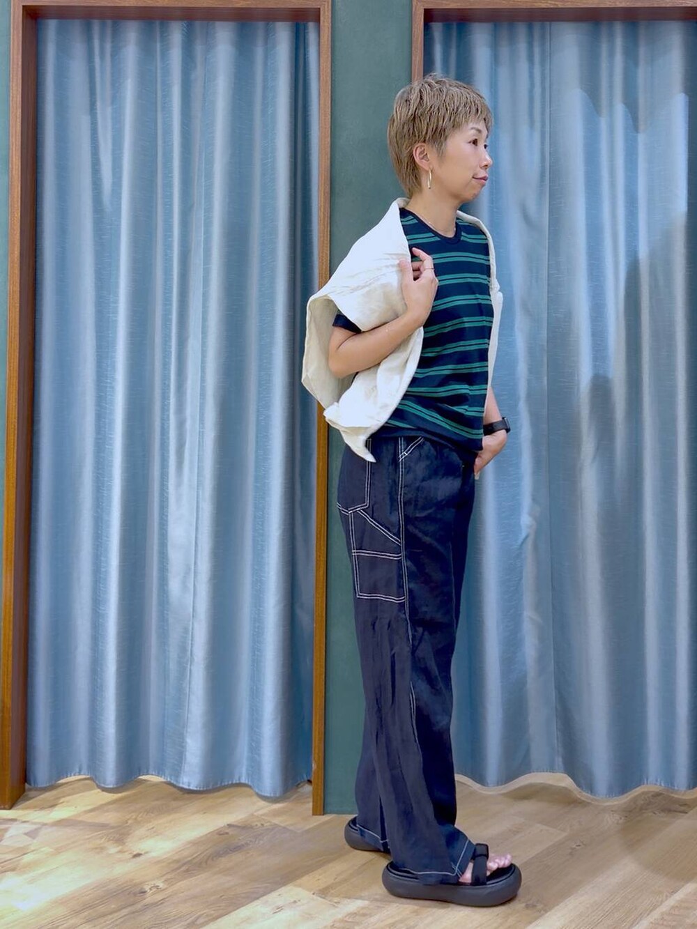 ブルー系のその他パンツ、ベージュ系のシャツ/ブラウス、ブラック系のサンダルを着用したレディースの夏コーディネートの4枚目の写真