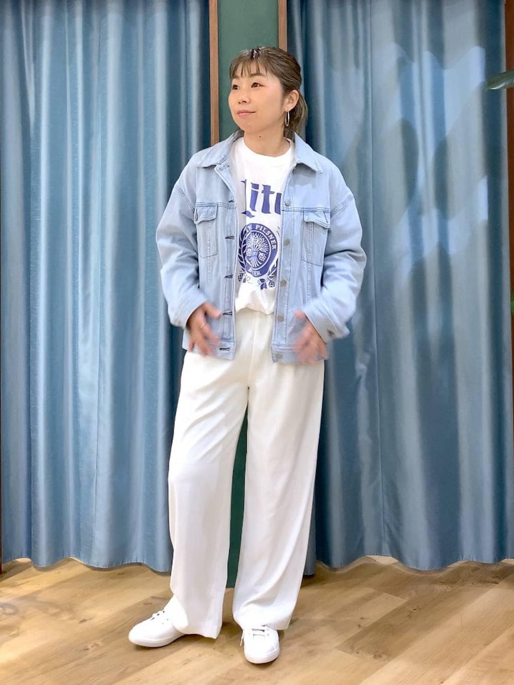 ホワイト系のスラックス、ブルー系のデニムジャケット、ホワイト系のTシャツ/カットソーを着用したレディースの冬コーディネートの9枚目の写真