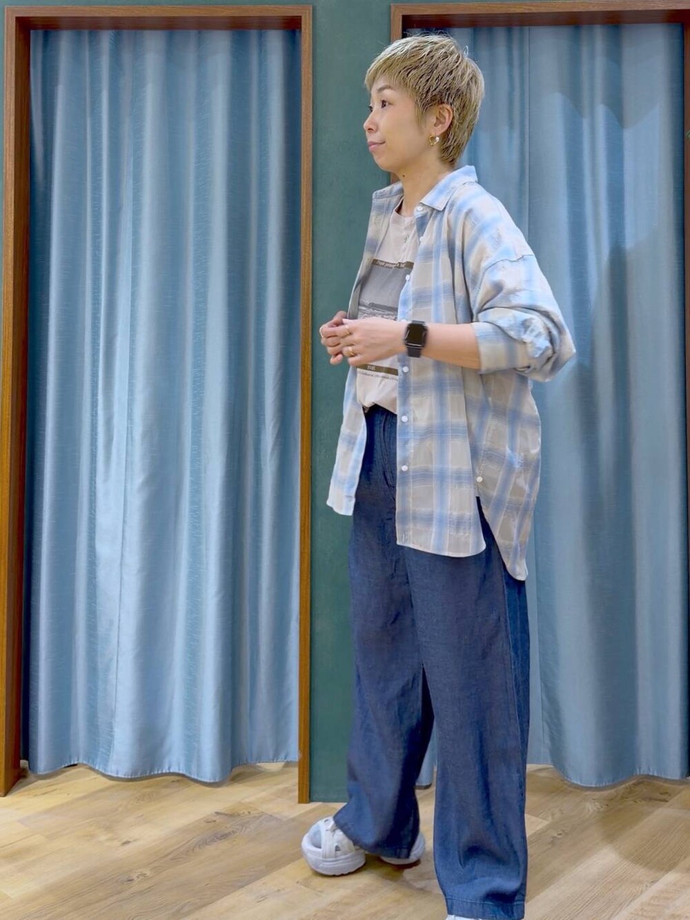 ベージュ系のTシャツ/カットソー、グレー系のサンダル、ブルー系のシャツ/ブラウスを着用したレディースの夏コーディネートの3枚目の写真