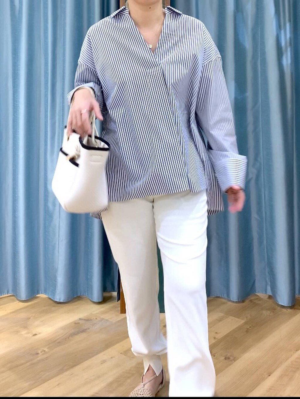ブルー系のシャツ/ブラウス、ベージュ系のスリッポン、ホワイト系のその他パンツを着用したレディースの春コーディネートの9枚目の写真