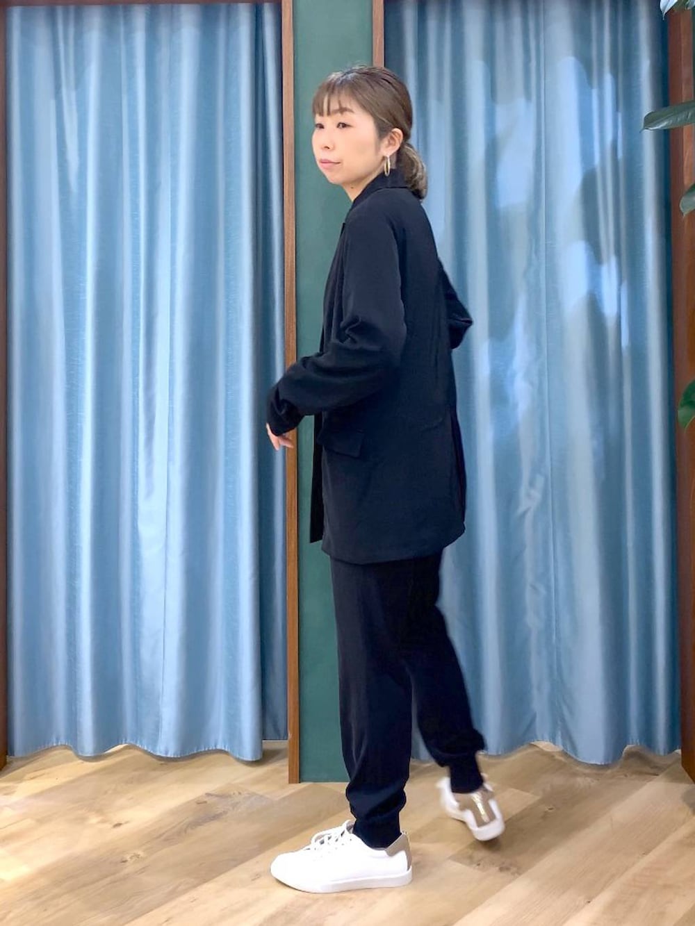 ホワイト系のTシャツ/カットソー、ブラック系のテーラードジャケット、ブラック系のその他パンツを着用したレディースの冬コーディネートの7枚目の写真