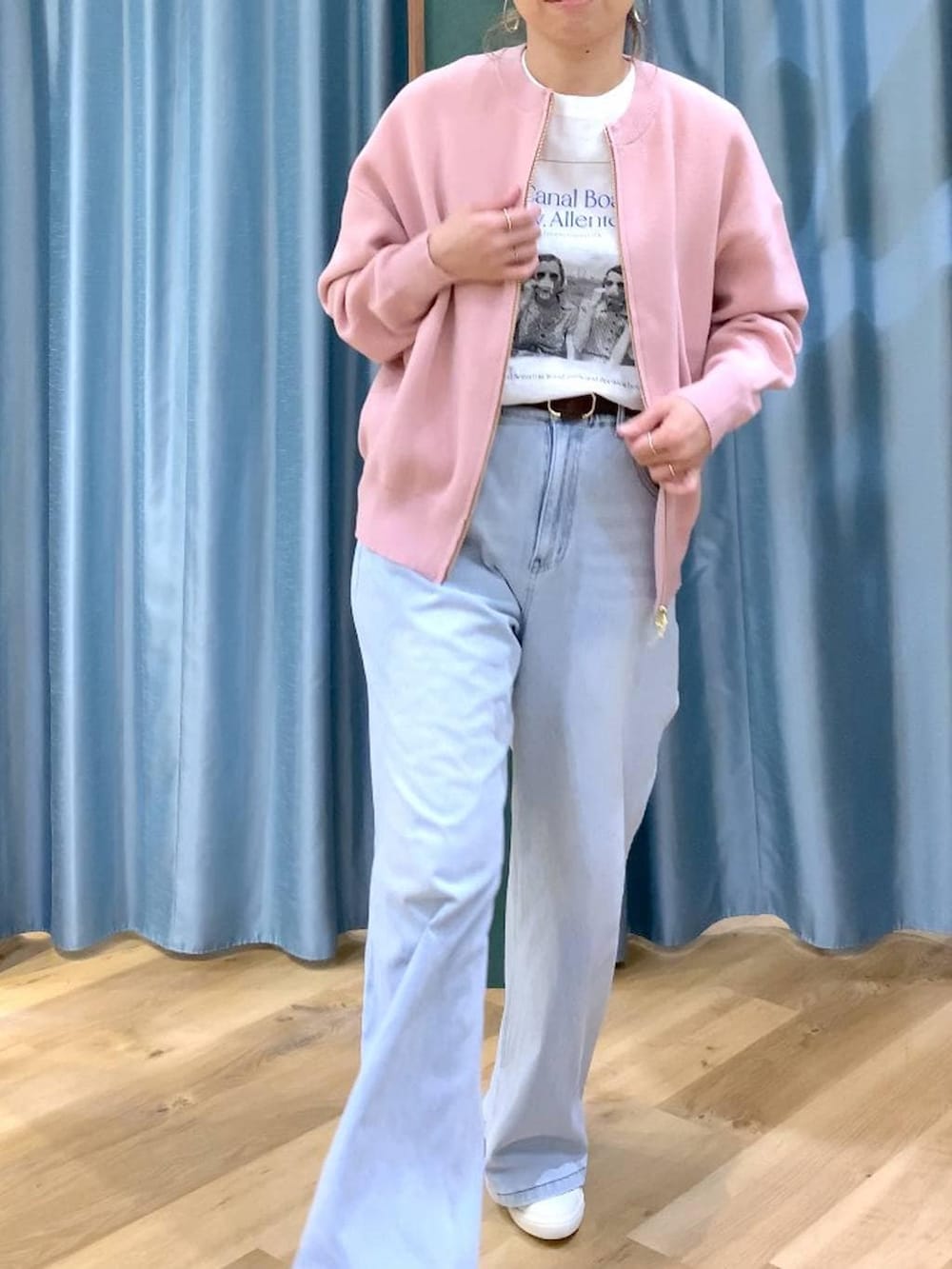 グレー系のカーディガン/ボレロ、ベージュ系のバックパック/リュック、ブラウン系のスニーカーを着用したレディースの冬コーディネートの8枚目の写真