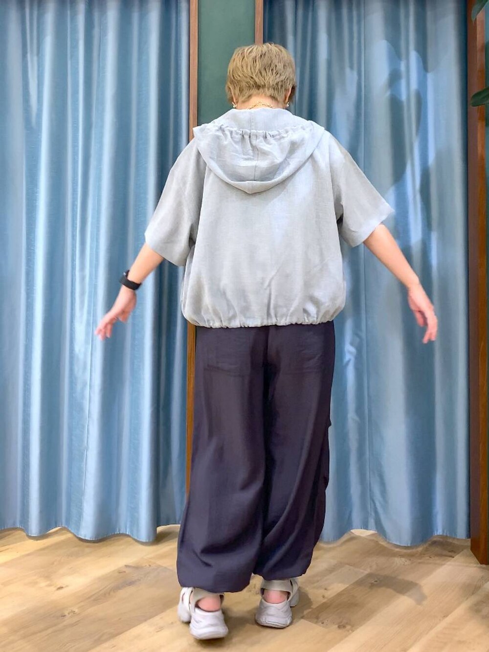 グレー系のサンダル、グレー系のその他パンツ、グレー系のブルゾンを着用したレディースの夏コーディネートの5枚目の写真