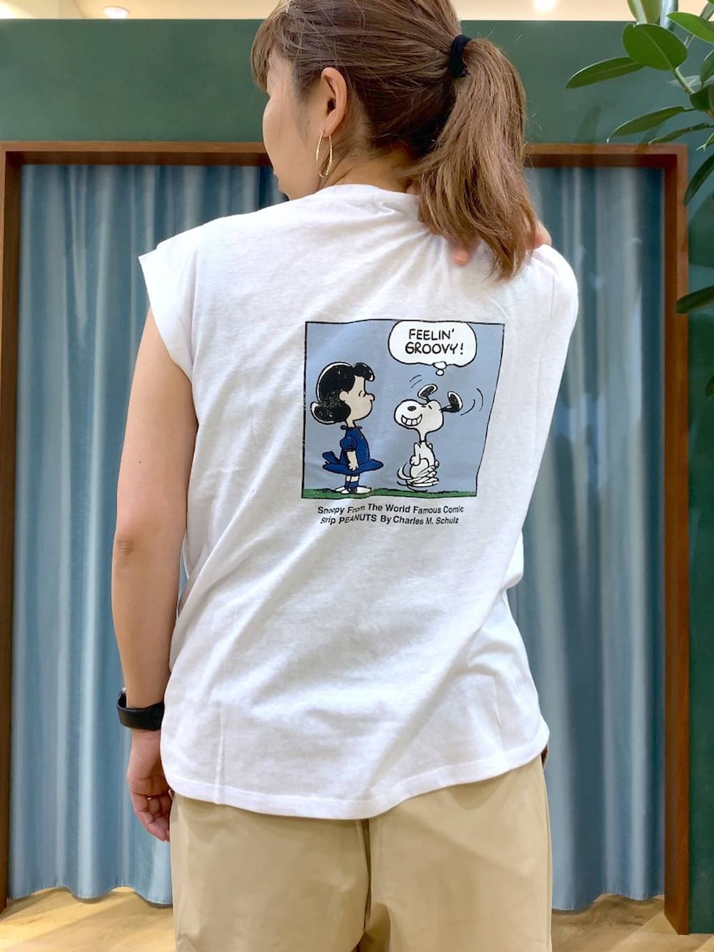 ベージュ系のその他パンツ、ホワイト系のTシャツ/カットソー、グレー系のサンダルを着用したレディースの春コーディネートの2枚目の写真