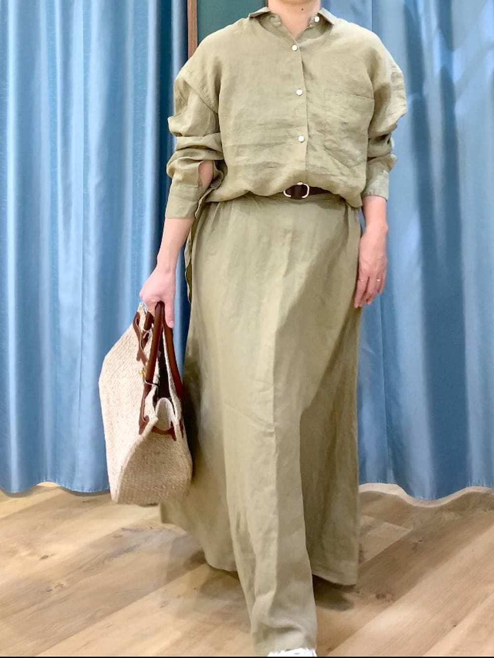 ベージュ系のシャツ/ブラウス、ブラウン系のスニーカー、ベージュ系のスカートを着用したレディースの春コーディネートの10枚目の写真