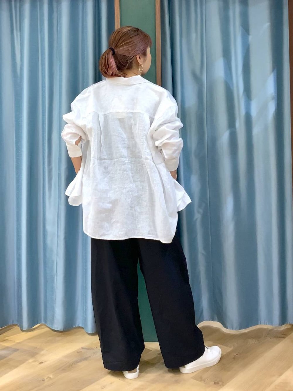 ブラック系のその他パンツ、ブラウン系のスニーカー、ホワイト系のシャツ/ブラウスを着用したレディースの春コーディネートの6枚目の写真