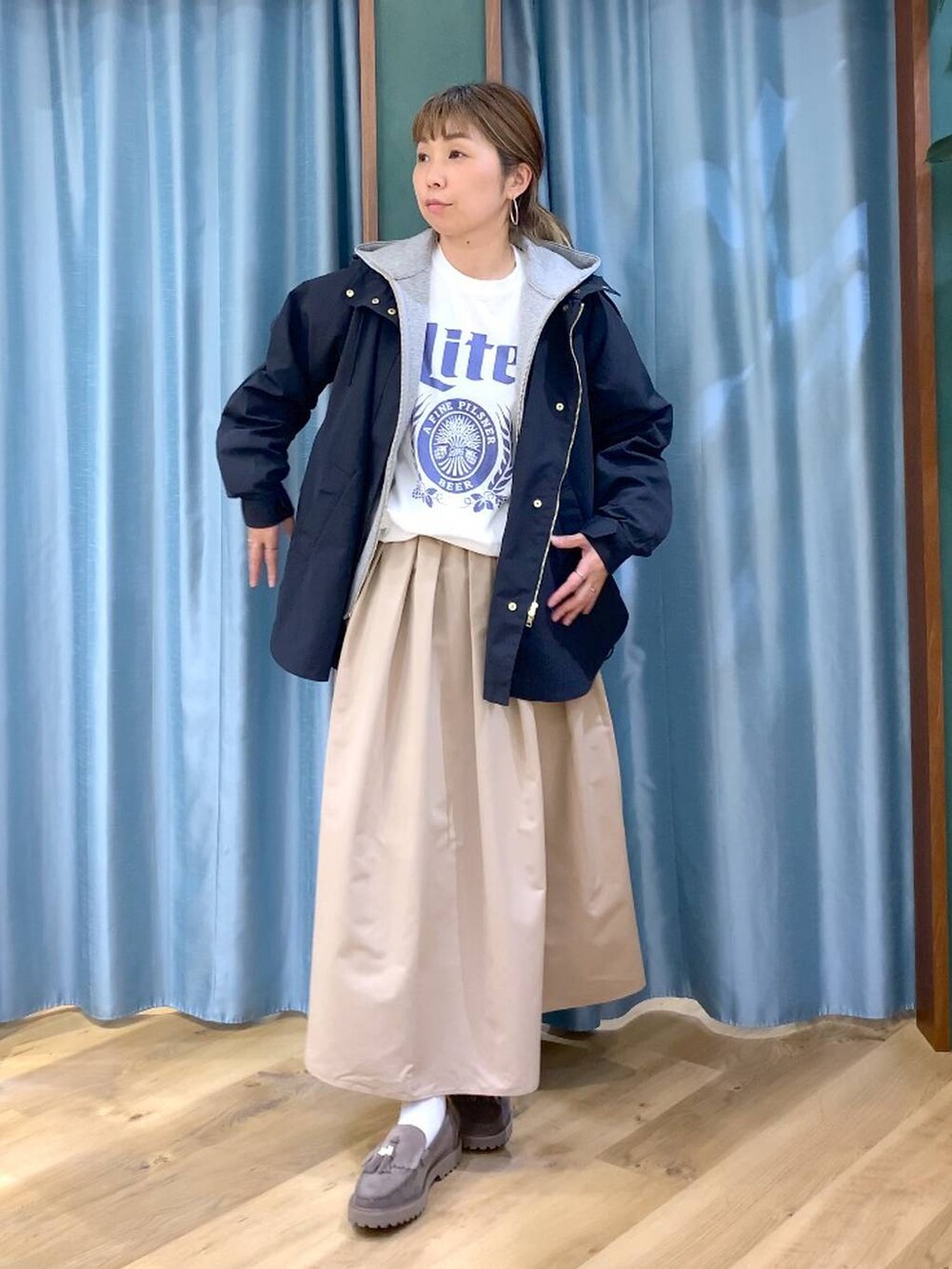 グレー系のローファー、グレー系のパーカー、ベージュ系のスカートを着用したレディースの春コーディネートの3枚目の写真