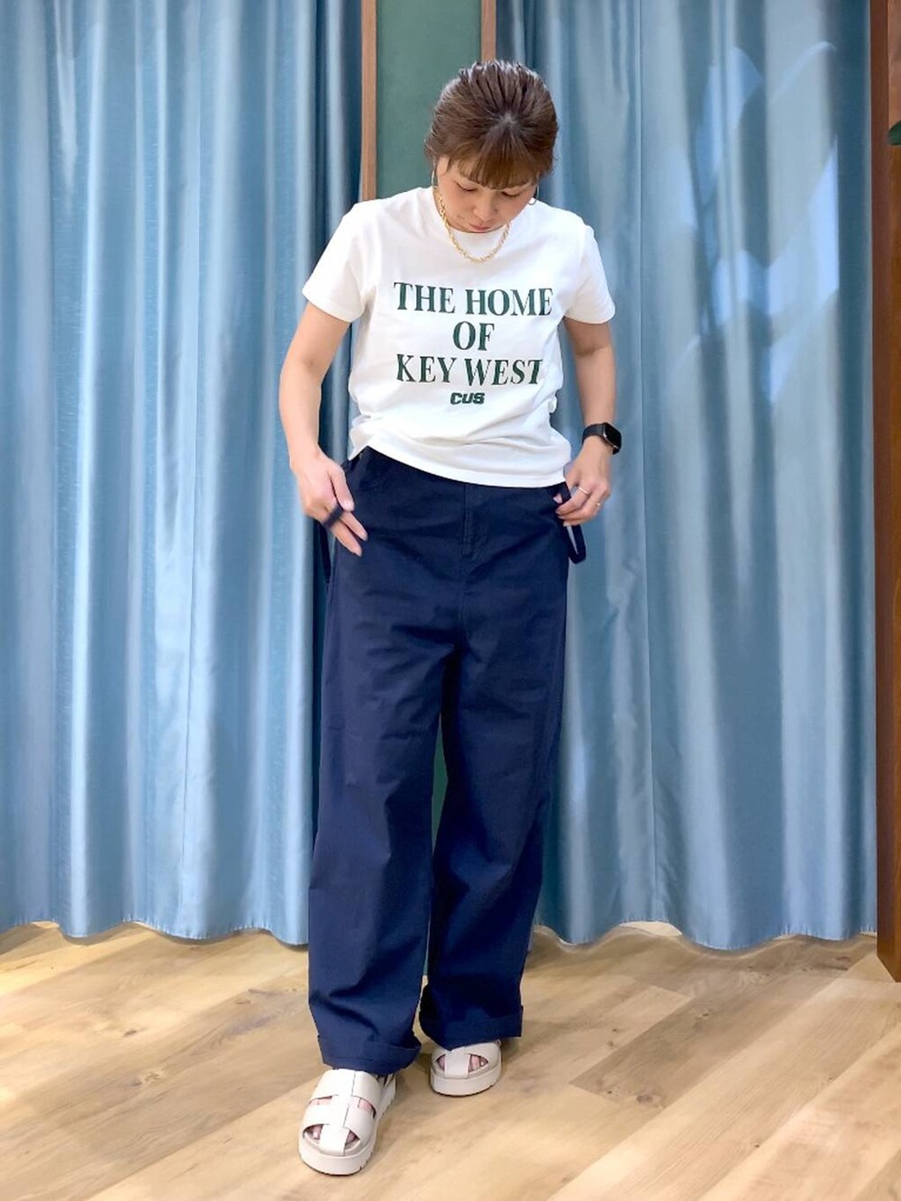 ホワイト系のTシャツ/カットソー、ブルー系のその他パンツ、ベージュ系のサンダルを着用したレディースの春コーディネートの7枚目の写真