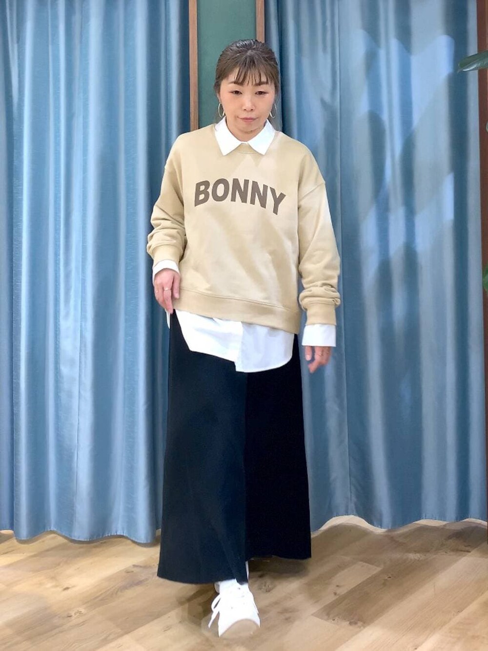 ブラック系のスカート、ホワイト系のシャツ/ブラウス、ベージュ系のスウェットを着用したレディースの冬コーディネートの3枚目の写真