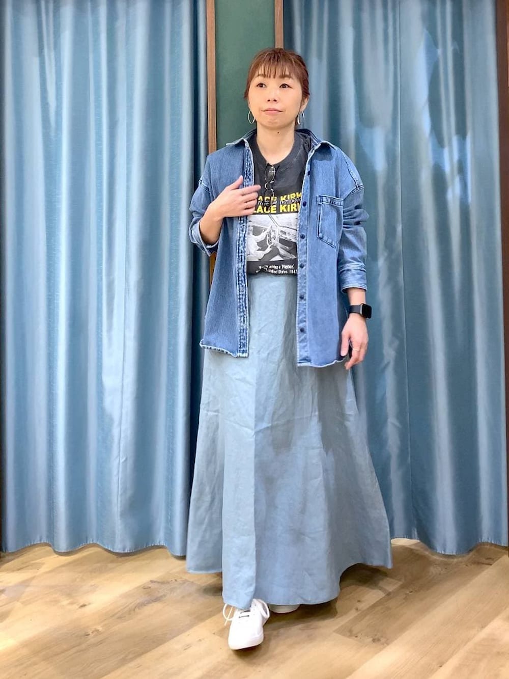 ブルー系のシャツ/ブラウス、グリーン系のスカート、グレー系のTシャツ/カットソーを着用したレディースの春コーディネートの2枚目の写真