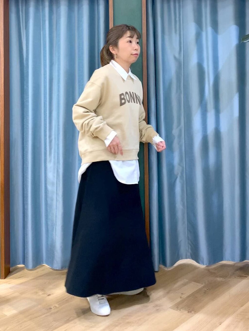 ブラック系のスカート、ホワイト系のシャツ/ブラウス、ベージュ系のスウェットを着用したレディースの冬コーディネートの5枚目の写真