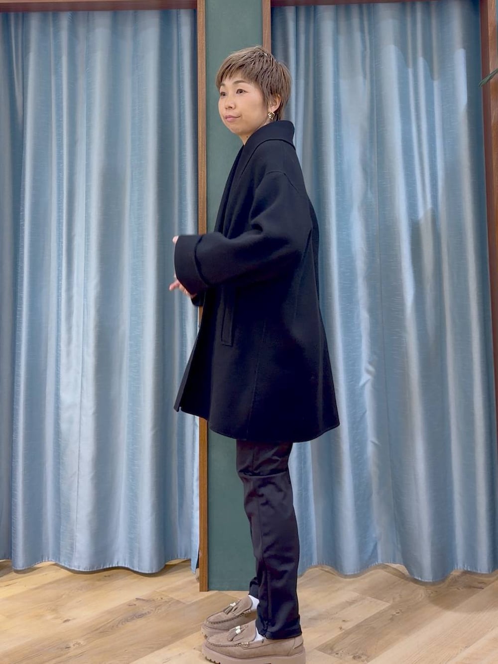 ブラック系のその他パンツ、ベージュ系のローファー、ベージュ系のニット/セーターを着用したレディースの秋コーディネートの3枚目の写真