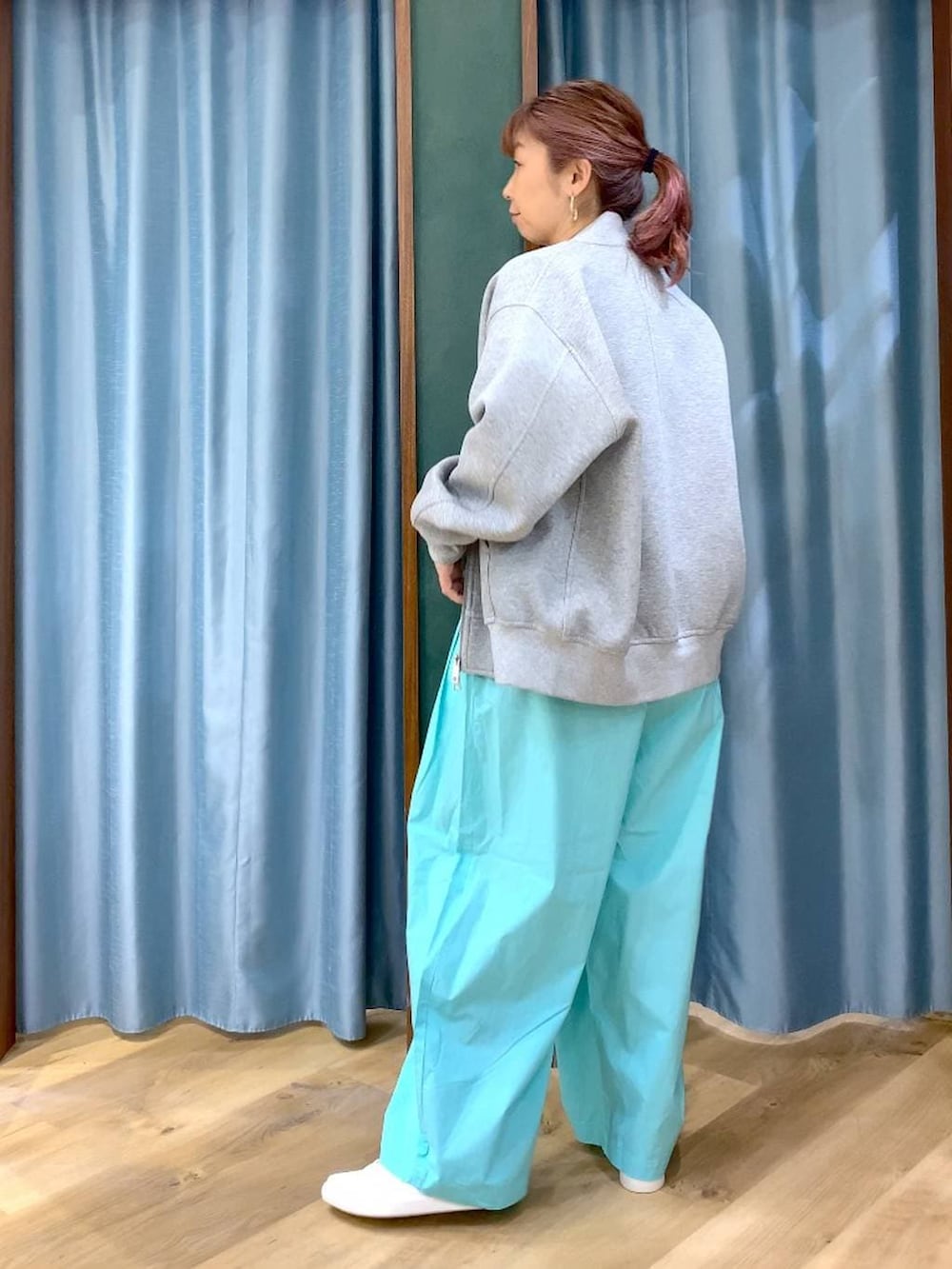 グリーン系のその他パンツ、グレー系のブルゾン、ブラウン系のスニーカーを着用したレディースの春コーディネートの5枚目の写真