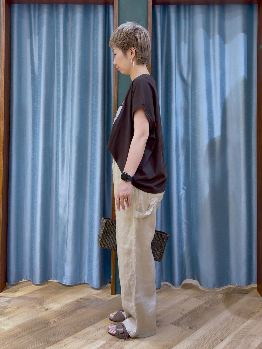 ブラウン系のTシャツ/カットソー、ベージュ系のその他パンツ、ブラウン系のサンダルを着用したレディースの夏コーディネートの3枚目の写真
