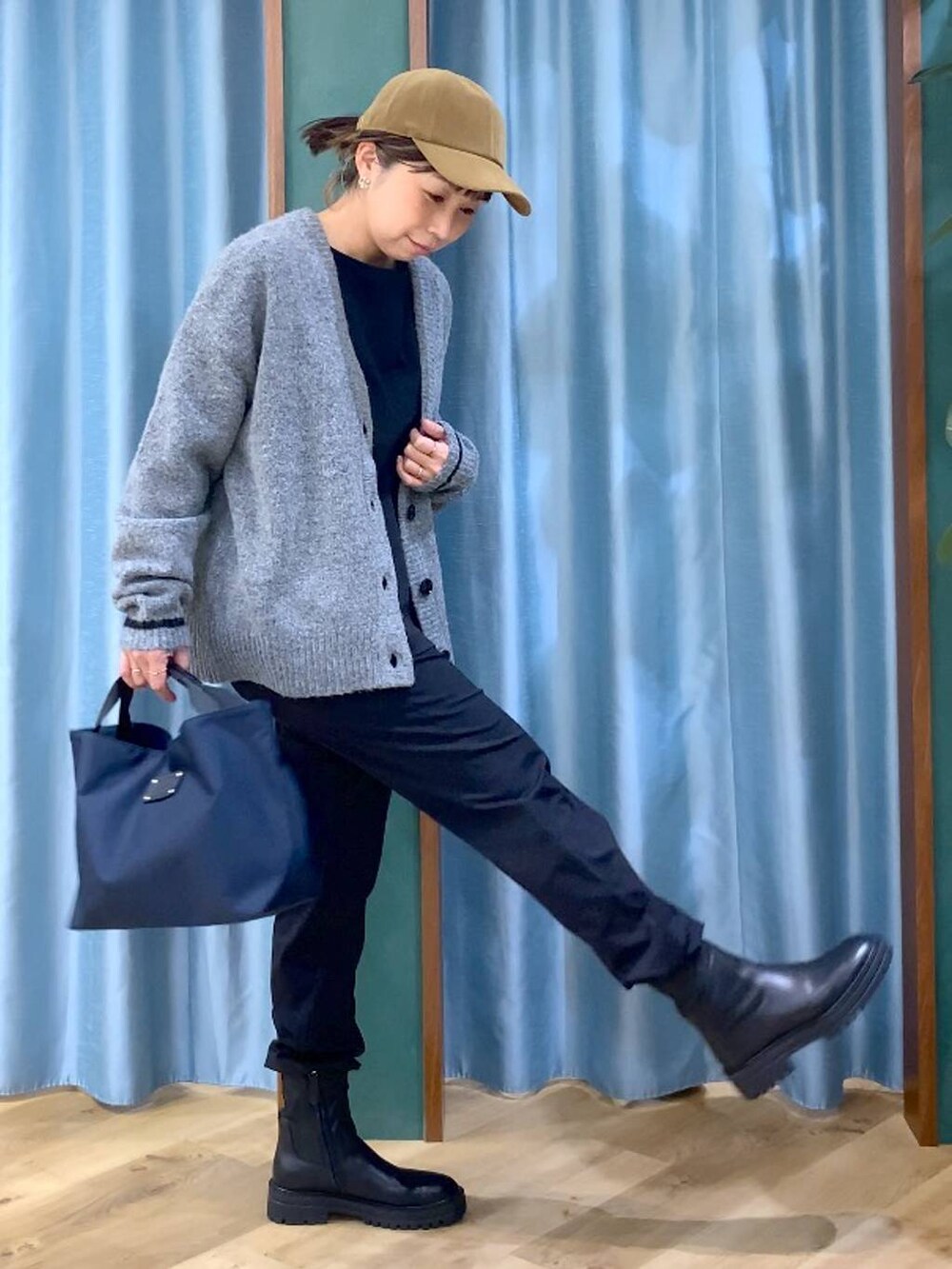 ブラック系のブーツ、ブルー系のトートバッグ、ブラック系のシャツ/ブラウスを着用したレディースの秋コーディネートの5枚目の写真