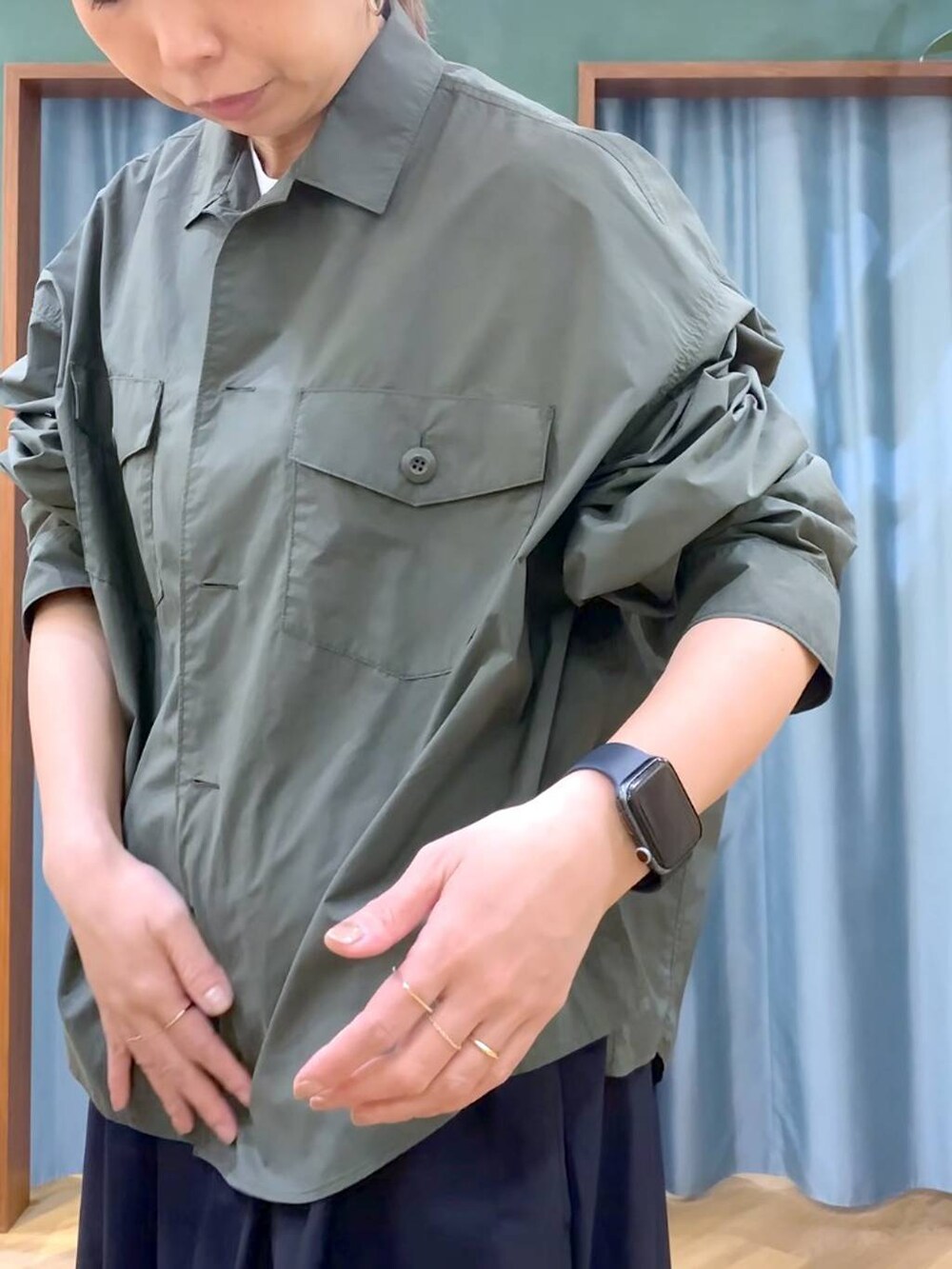 ホワイト系のTシャツ/カットソー、グリーン系のシャツ/ブラウス、グレー系のサンダルを着用したレディースの春コーディネートの7枚目の写真
