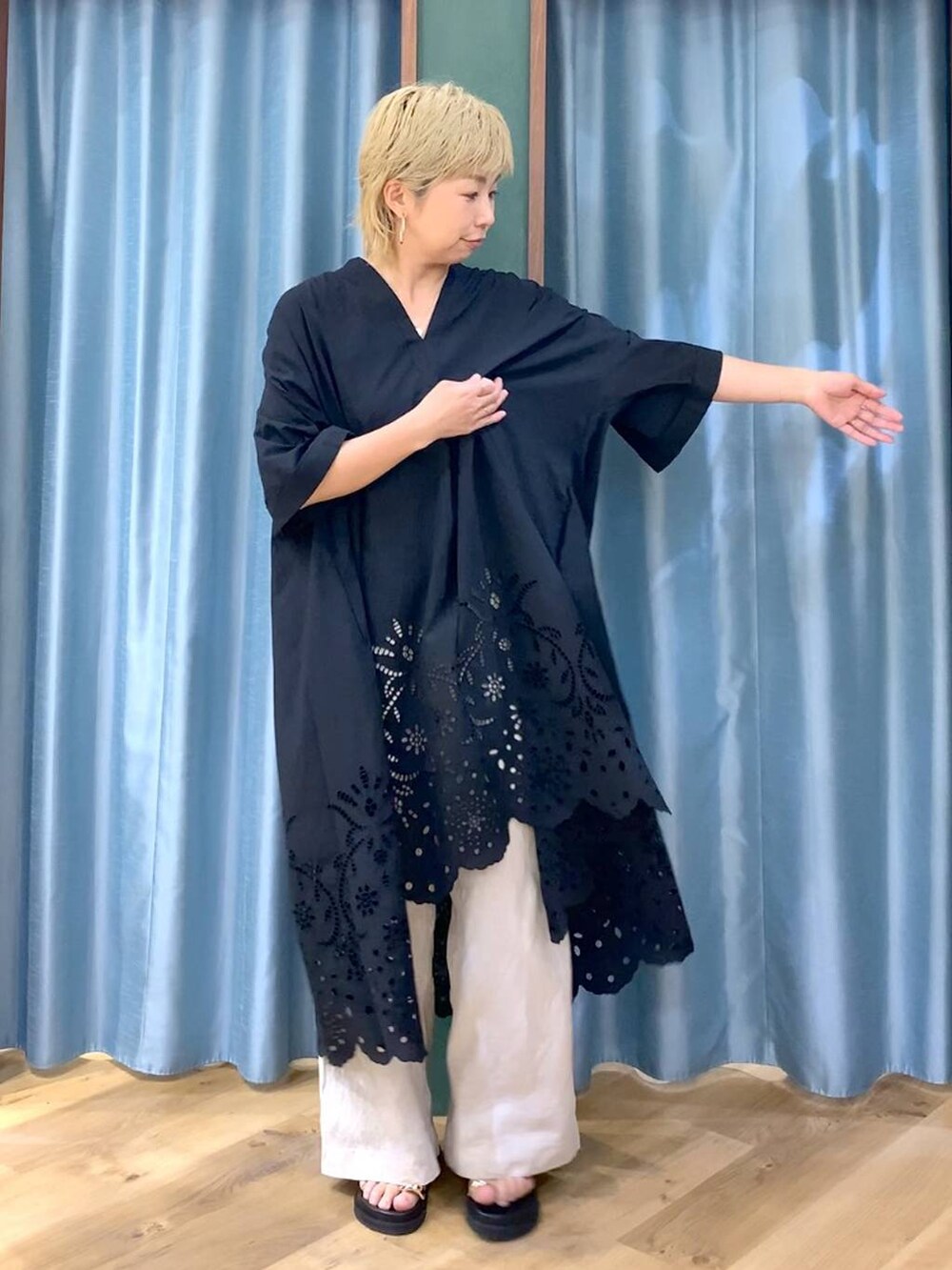 ベージュ系のその他パンツ、ブラック系のサンダル、ブラック系のワンピースを着用したレディースの夏コーディネートの7枚目の写真
