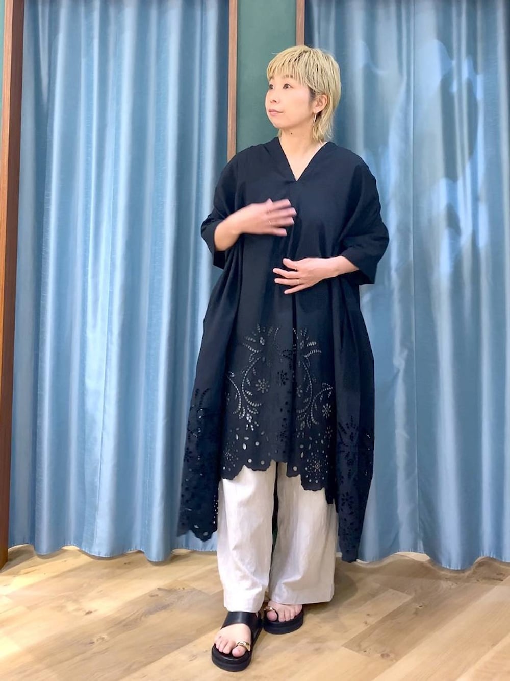 ベージュ系のその他パンツ、ブラック系のサンダル、ブラック系のワンピースを着用したレディースの夏コーディネートの4枚目の写真