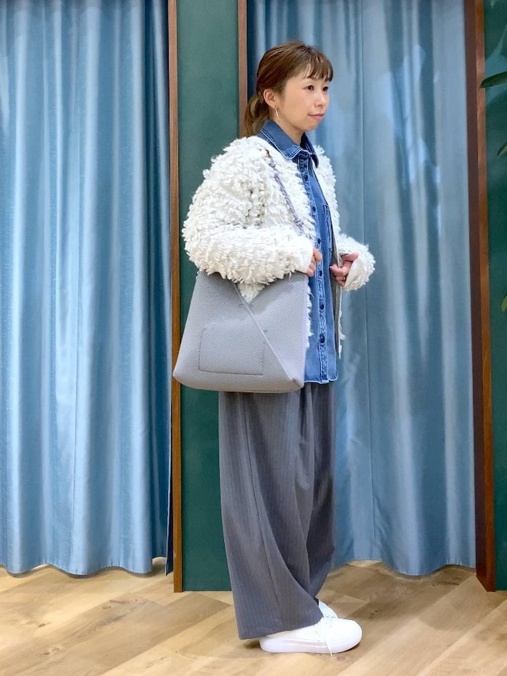 ブルー系のシャツ/ブラウス、ホワイト系のカーディガン/ボレロ、グレー系のその他パンツを着用したレディースの冬コーディネートの4枚目の写真