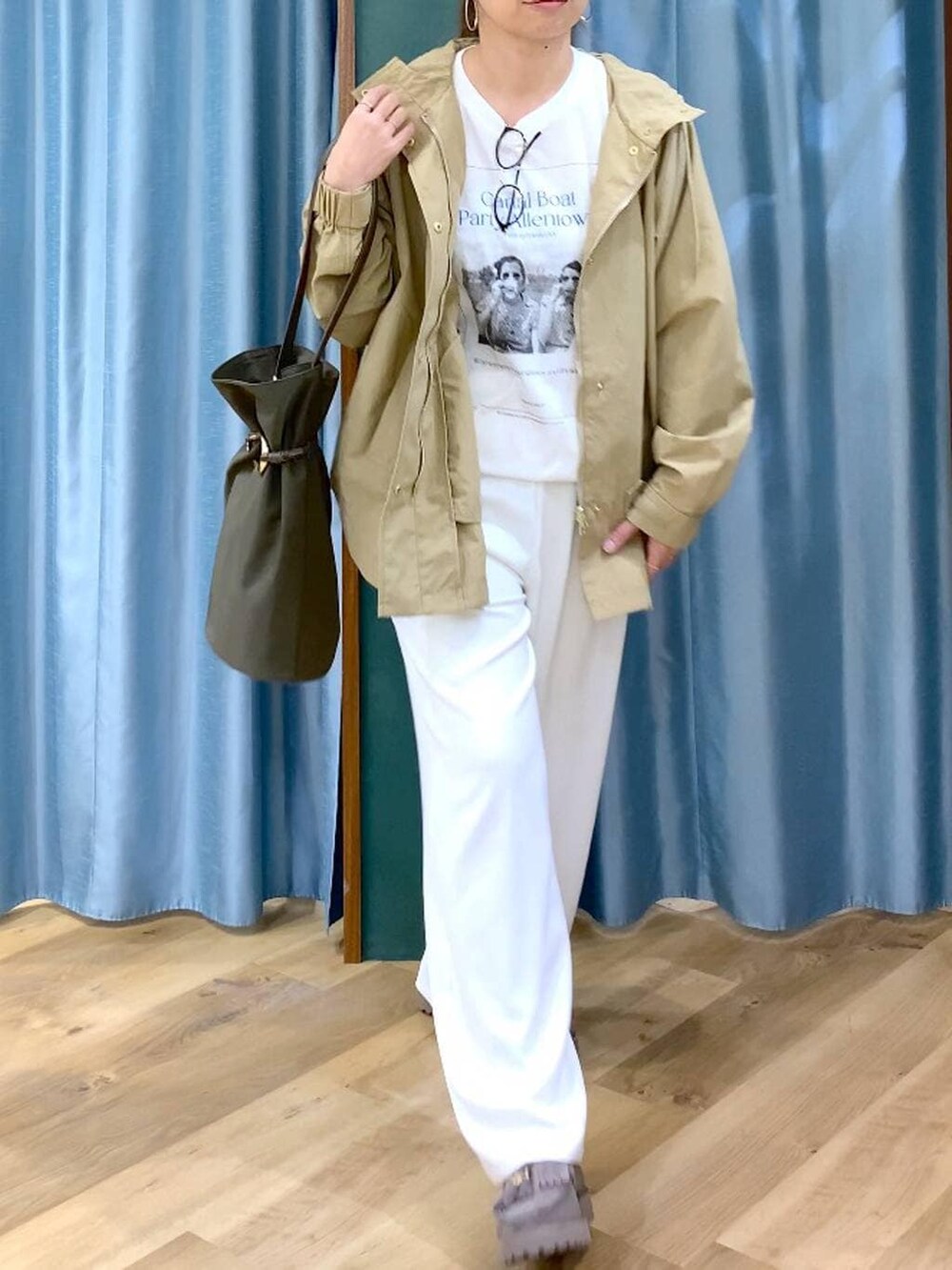 ホワイト系のその他パンツ、グレー系のローファー、ベージュ系のマウンテンパーカーを着用したレディースの春コーディネートの7枚目の写真