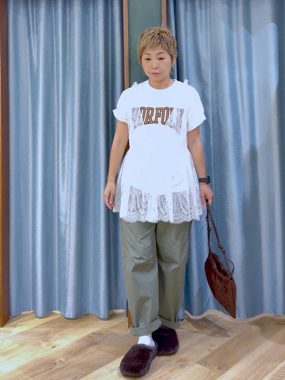 ホワイト系のTシャツ/カットソー、ブラウン系のショルダーバッグ、ブラウン系のその他シューズを着用したレディースの夏コーディネートの4枚目の写真