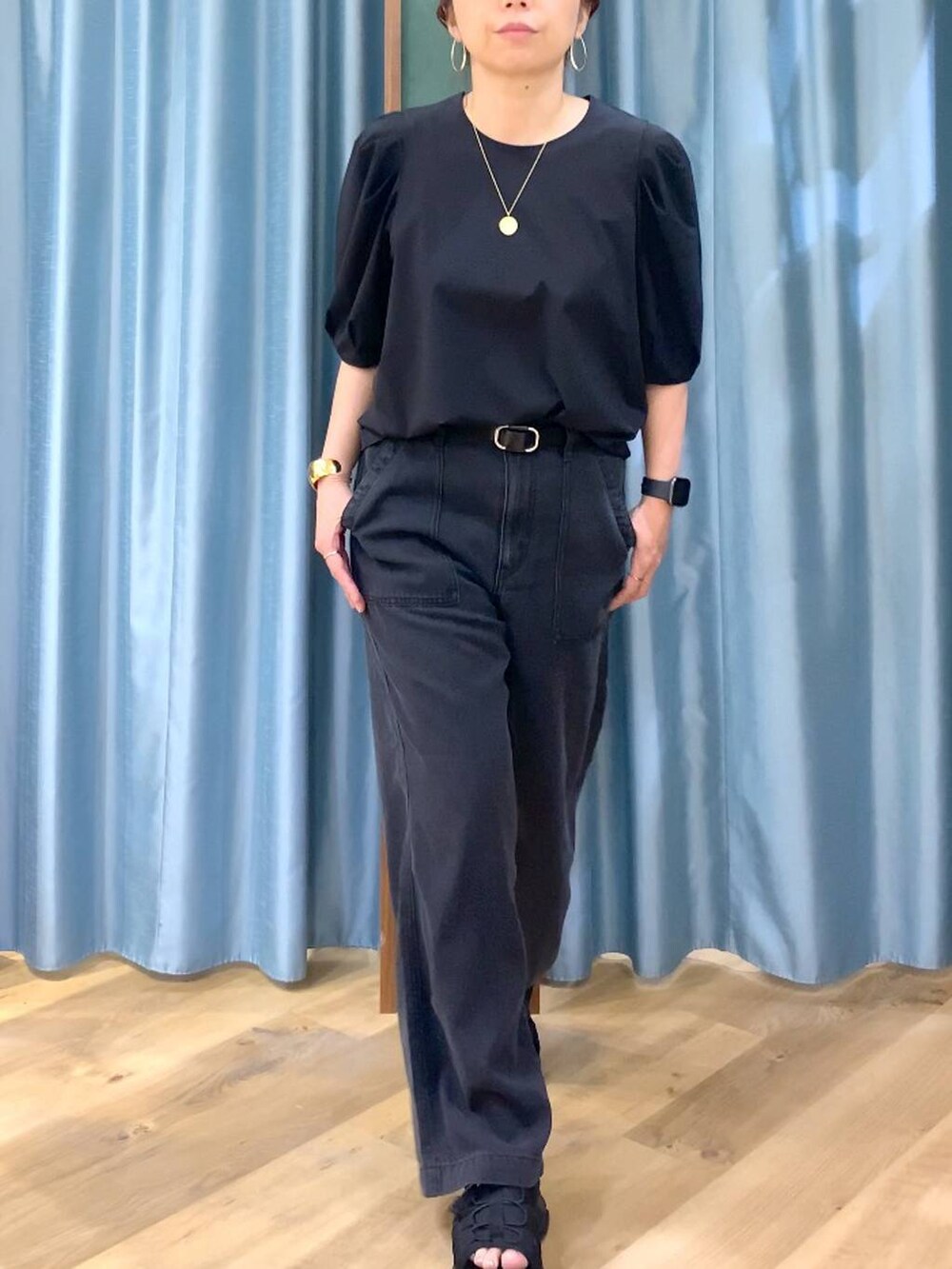 グレー系のデニムパンツ、ブラック系のシャツ/ブラウス、ブラック系のサンダルを着用したレディースの春コーディネートの7枚目の写真