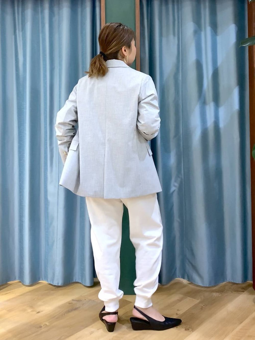 ホワイト系のスウェットパンツ、ピンク系のシャツ/ブラウス、グレー系のテーラードジャケットを着用したレディースの冬コーディネートの3枚目の写真