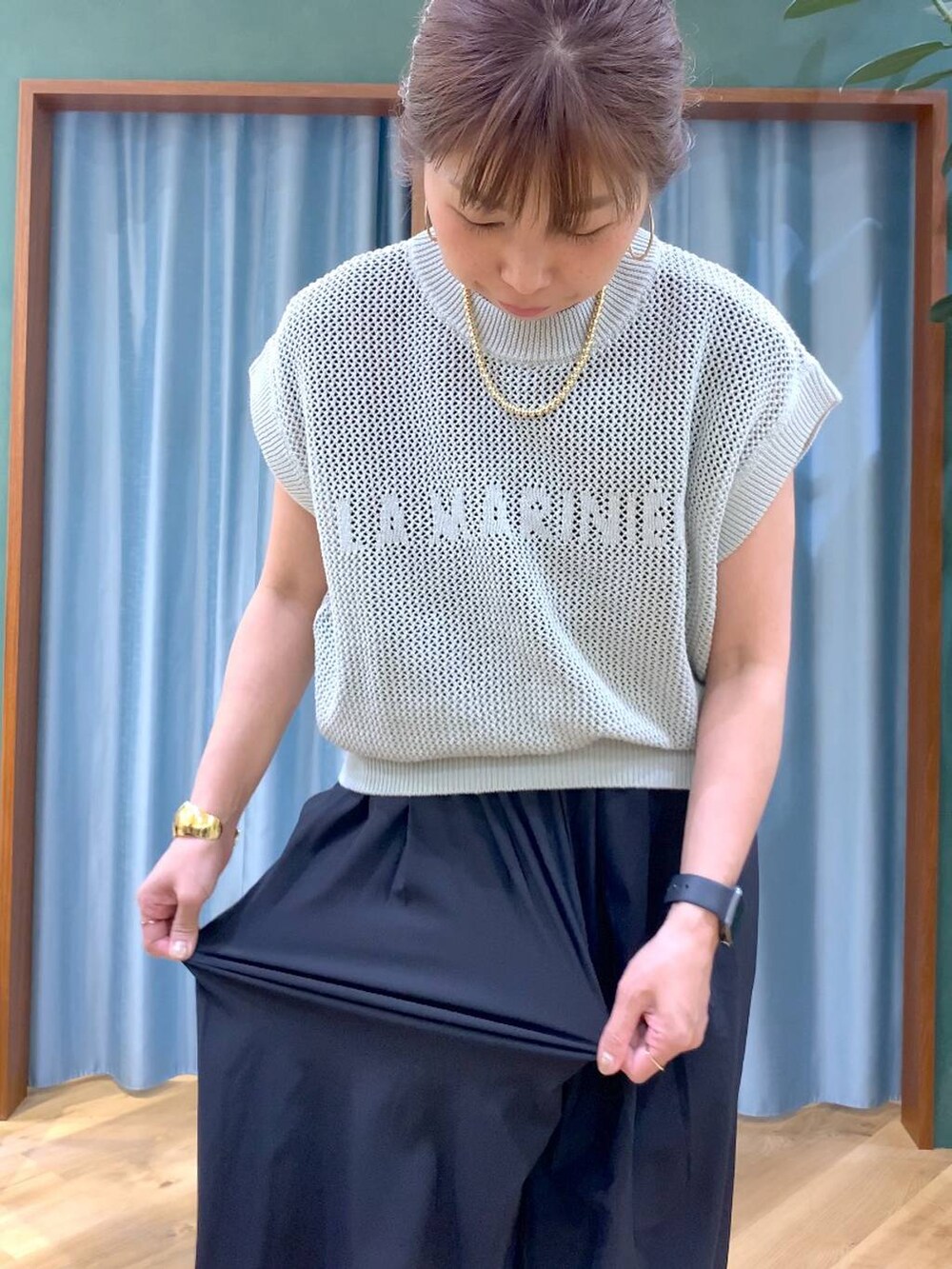 ブラック系のTシャツ/カットソー、グリーン系のニット/セーター、ブラック系のその他パンツを着用したレディースの春コーディネートの10枚目の写真