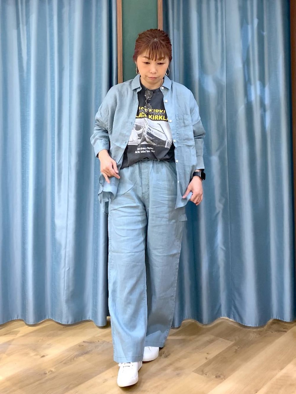 グリーン系のシャツ/ブラウス、グリーン系のその他パンツ、グレー系のTシャツ/カットソーを着用したレディースの春コーディネートの6枚目の写真