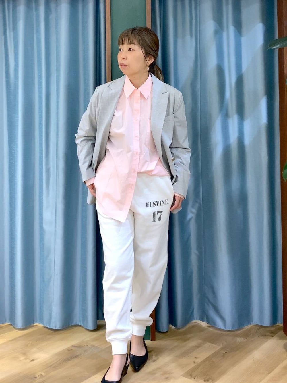 ホワイト系のスウェットパンツ、ピンク系のシャツ/ブラウス、グレー系のテーラードジャケットを着用したレディースの冬コーディネートの5枚目の写真