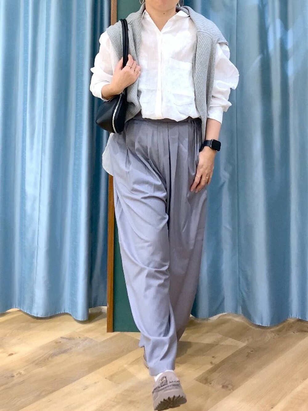 グレー系のローファー、グレー系のカーディガン/ボレロ、グレー系のその他パンツを着用したレディースの春コーディネートの8枚目の写真