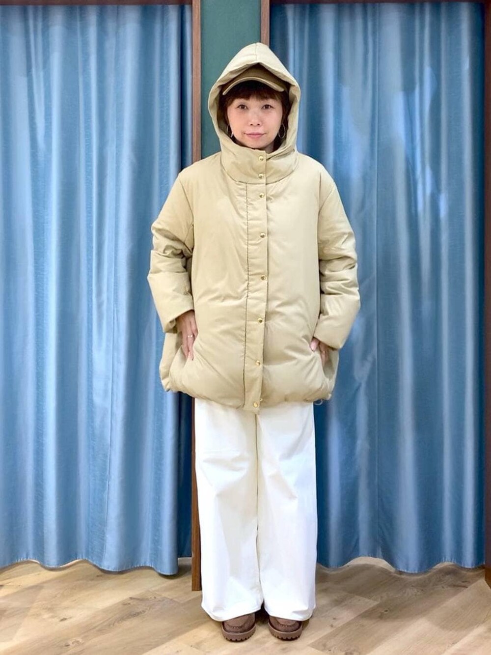 ベージュ系のダウンジャケット/コート、ブラウン系のローファー、グレー系のニット/セーターを着用したレディースの秋コーディネートの7枚目の写真