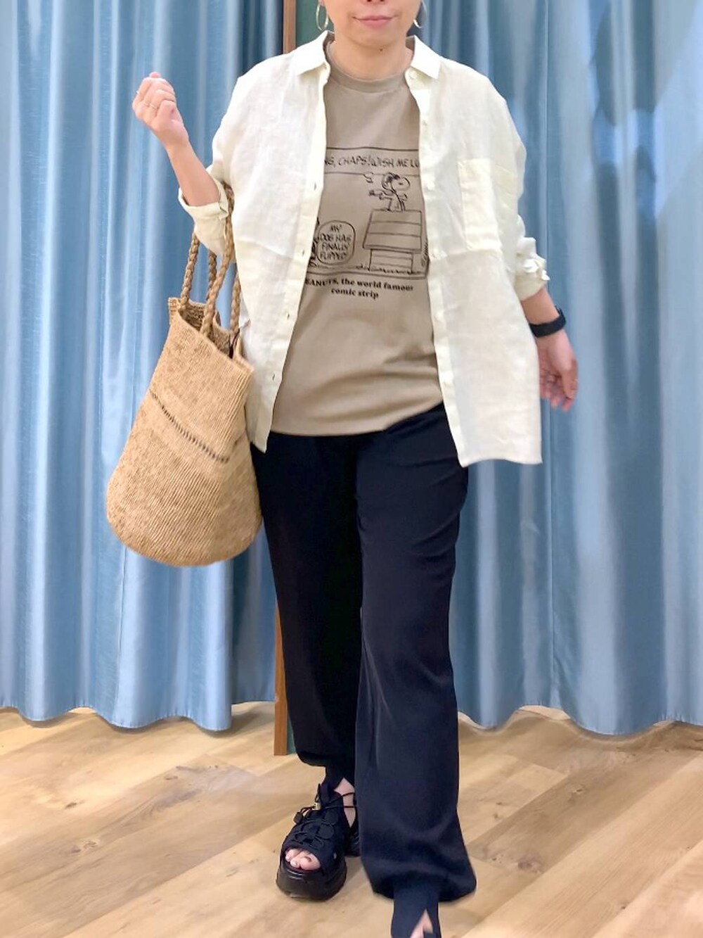 イエロー系のシャツ/ブラウス、ベージュ系のTシャツ/カットソー、ブラック系のサンダルを着用したレディースの春コーディネートの8枚目の写真