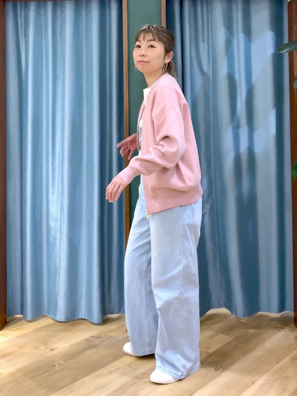 グレー系のカーディガン/ボレロ、ベージュ系のバックパック/リュック、ブラウン系のスニーカーを着用したレディースの冬コーディネートの4枚目の写真