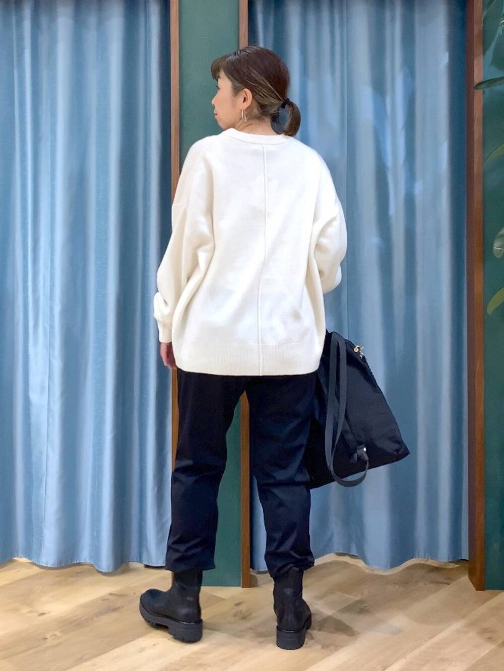 ブラック系のブーツ、ブラック系のバックパック/リュック、ブラック系のその他パンツを着用したレディースの秋コーディネートの4枚目の写真